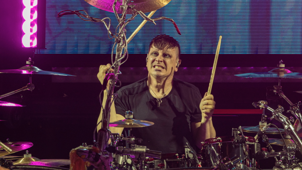 Ray Luzier mit Korn am 1. Februar 2022 in der Viejas Arena der San Diego State University